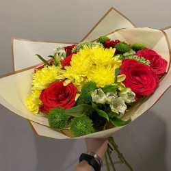 Букет из желтых хризантем и красных роз